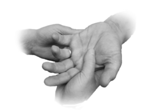 démonstration de réflexologie palmaire, noir et blanc, mains uniquement visibles